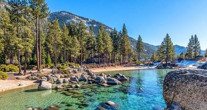 Lakefront Condo A+ View Pool Close to Slopes Town