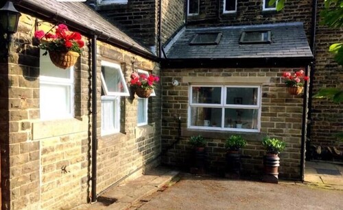 Glenroyd House, Private annex to Victorian villa with kitchen