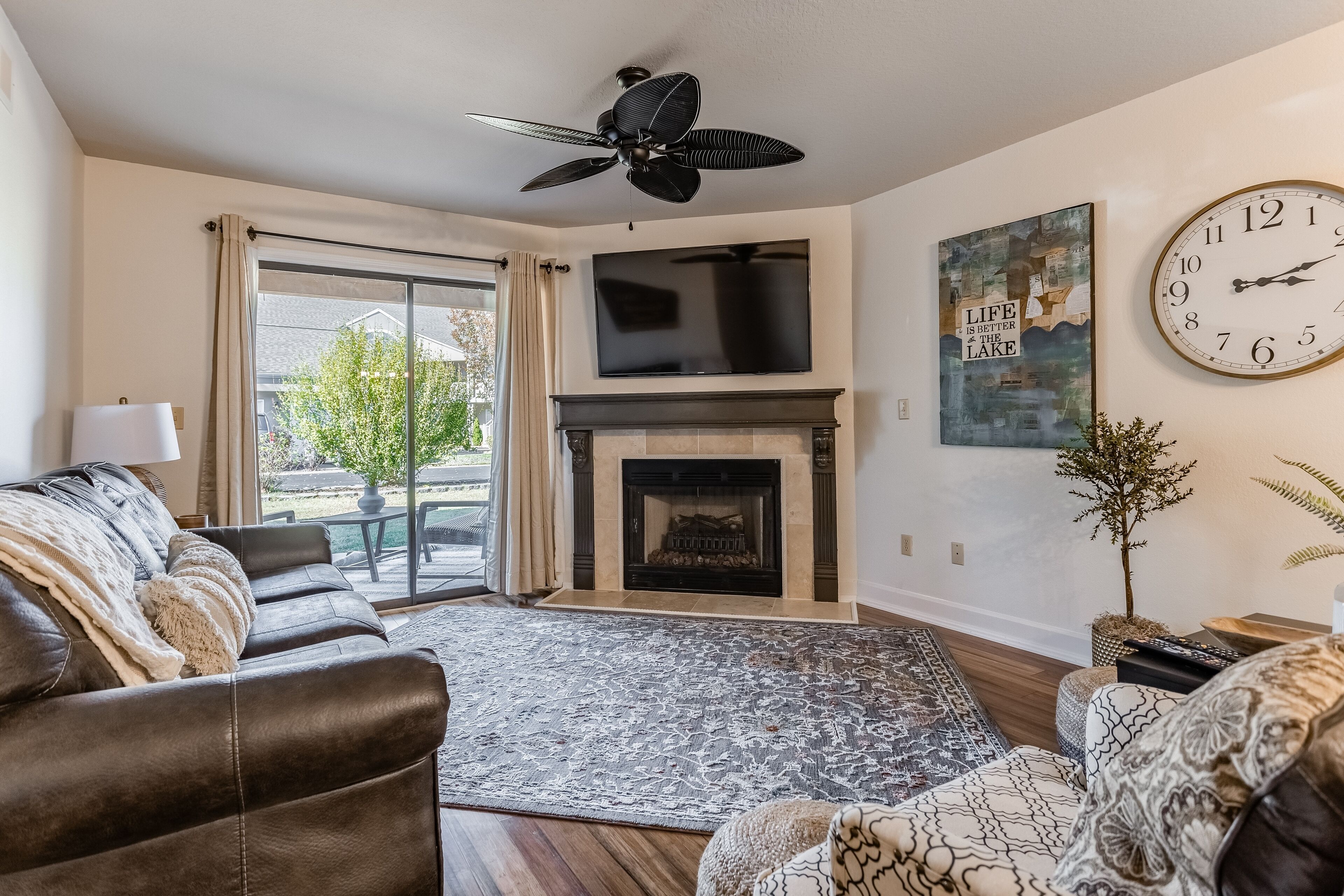 Dog-friendly condo with in/outdoor pools, tennis, golf, gym, fireplace, W/D