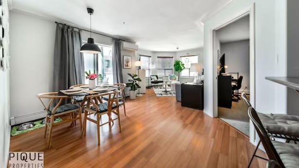 Un appartement moderne comprenant un coin repas, une cuisine et un espace de vie.