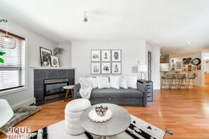Smart TV, fireplace, books - The Breakfast Club Suite - KingBed& AC - Patio - UG Park (Edmonton)