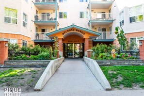 Exterior detail - The Breakfast Club Suite - KingBed& AC - Patio - UG Park (Edmonton)