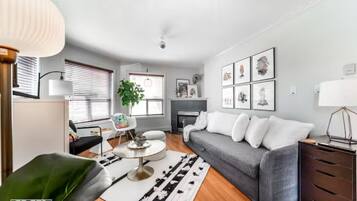 TV connectée, cheminée, livres