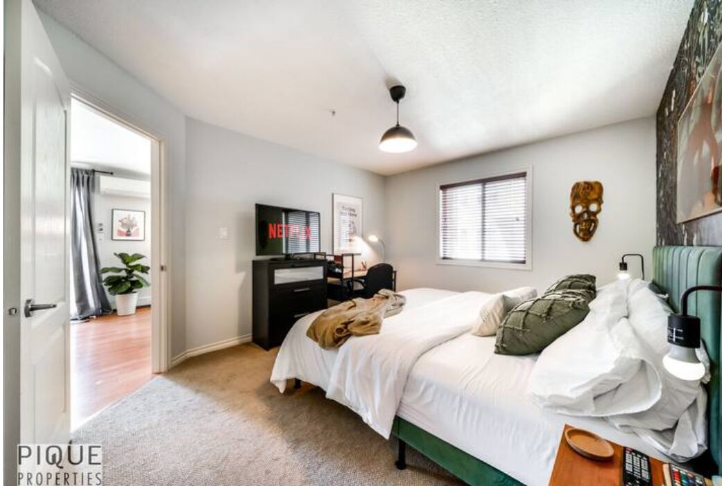 2 habitaciones, escritorio, tabla de planchar con plancha y wifi gratis 