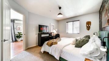 2 habitaciones, escritorio, tabla de planchar con plancha y wifi gratis