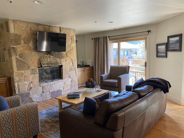 TV, fireplace, books - 3 bedroom, 3 bath with deck on top level. 5 minute walk to First Time chairlift (Park City)