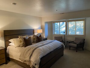 3 bedrooms, iron/ironing board, free WiFi, bed sheets - 3 bedroom, 3 bath with deck on top level. 5 minute walk to First Time chairlift (Park City)