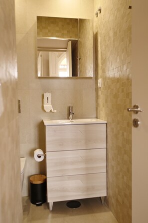 Haartrockner, Handtücher, Toilettenpapier