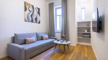 Deluxe Apartment with Balcony | ๊ฑฐ์ค ๊ณต๊ฐ | ํ๋ฆฌ๋ฏธ์ ์ฑ๋ ์์ฒญ์ด ๊ฐ๋ฅํ 43์ธ์น ์ค๋งํธ TV