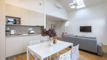 Luxury One Bedroom Attic Apartment | Woonruimte | Een 43-inch smart-tv met premium tv-zenders