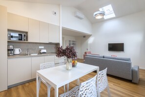 Luxury One Bedroom Attic Apartment | Área de estar | Smart TV 43 polegadas com canais de TV premium