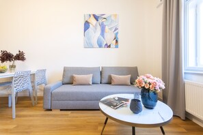 Deluxe One Bedroom Apartment | Wohnbereich | 43-Zoll-Smart-TV mit Premium-TV-Sendern