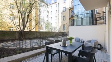 Deluxe Two Bedroom Apartment with Private Patio | Terrasse/Patio