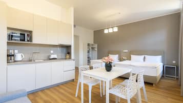 Deluxe appartement (4 Adults) | Privékeuken | Een mini-koelkast, een magnetron, een vaatwasser