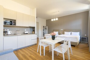 Apartamento luxo (4 Adults) | Cozinha privada | Frigobar, micro-ondas, lava-louças, cafeteira/chaleira