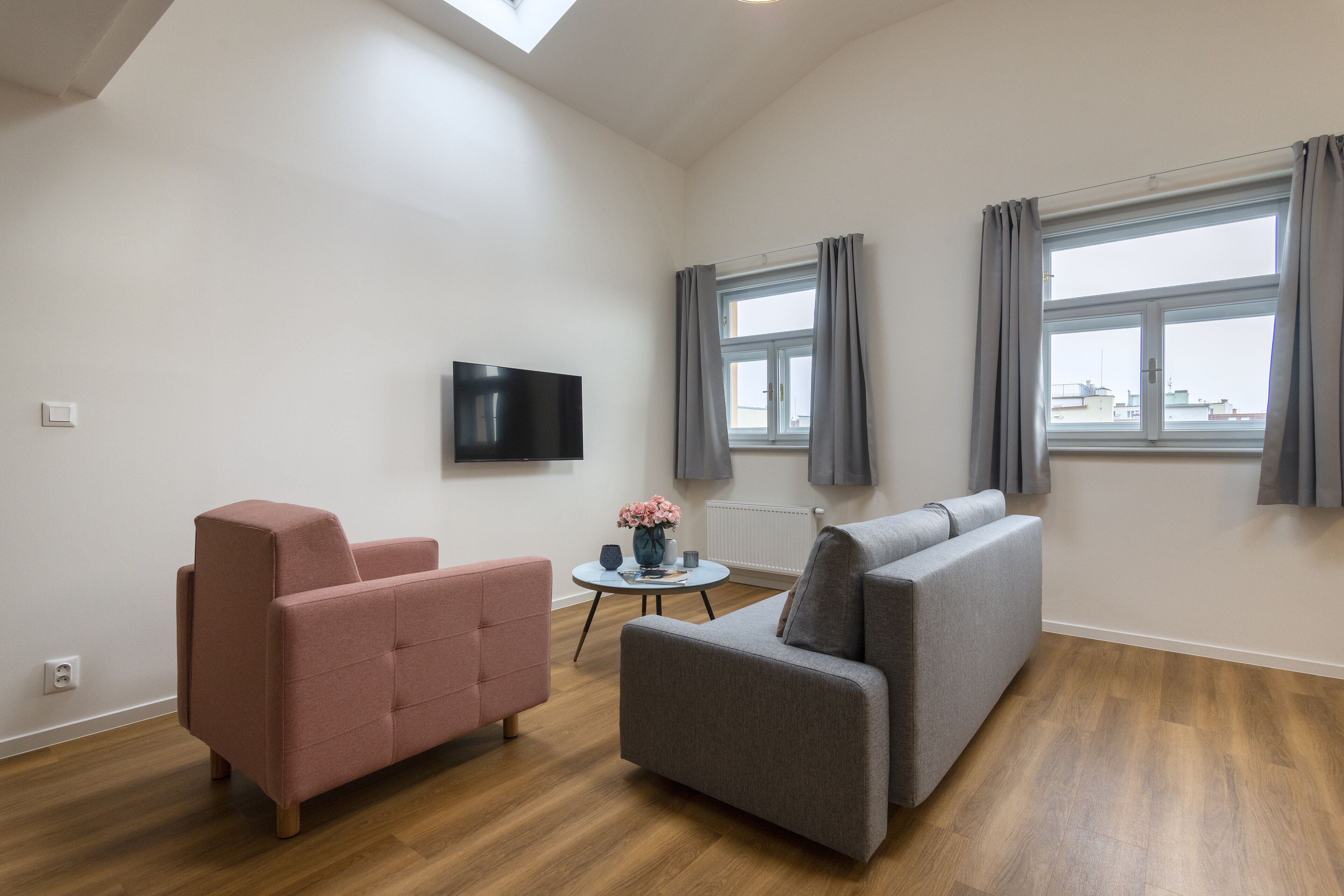 Luxury One Bedroom Attic Apartment | Opholdsområde | 43-tommers smart-tv med premiumkanaler