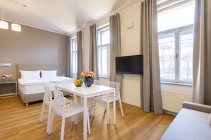 Deluxe-huoneisto (4 Adults) | Ylelliset vuodevaatteet, pillowtop-patjalliset sängyt