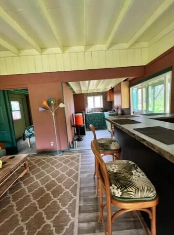 Interior - Lavarockcamp (Hilo)