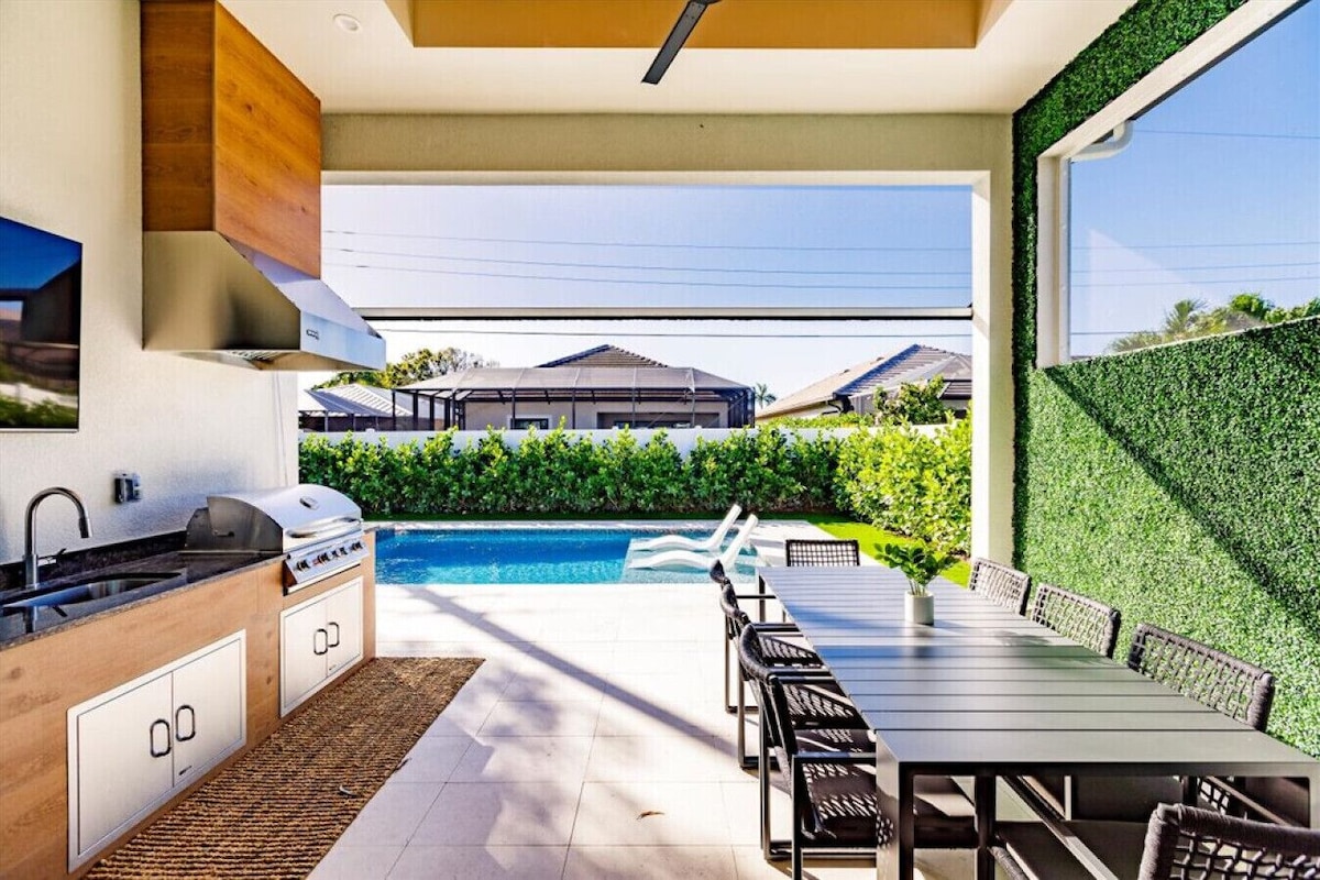 Naples Calming Waves Luxury Beach Home Heated Pool/Spa Pet Friendly Walk 2 Beach