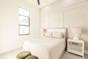 4 habitaciones, escritorio y tabla de planchar con plancha 