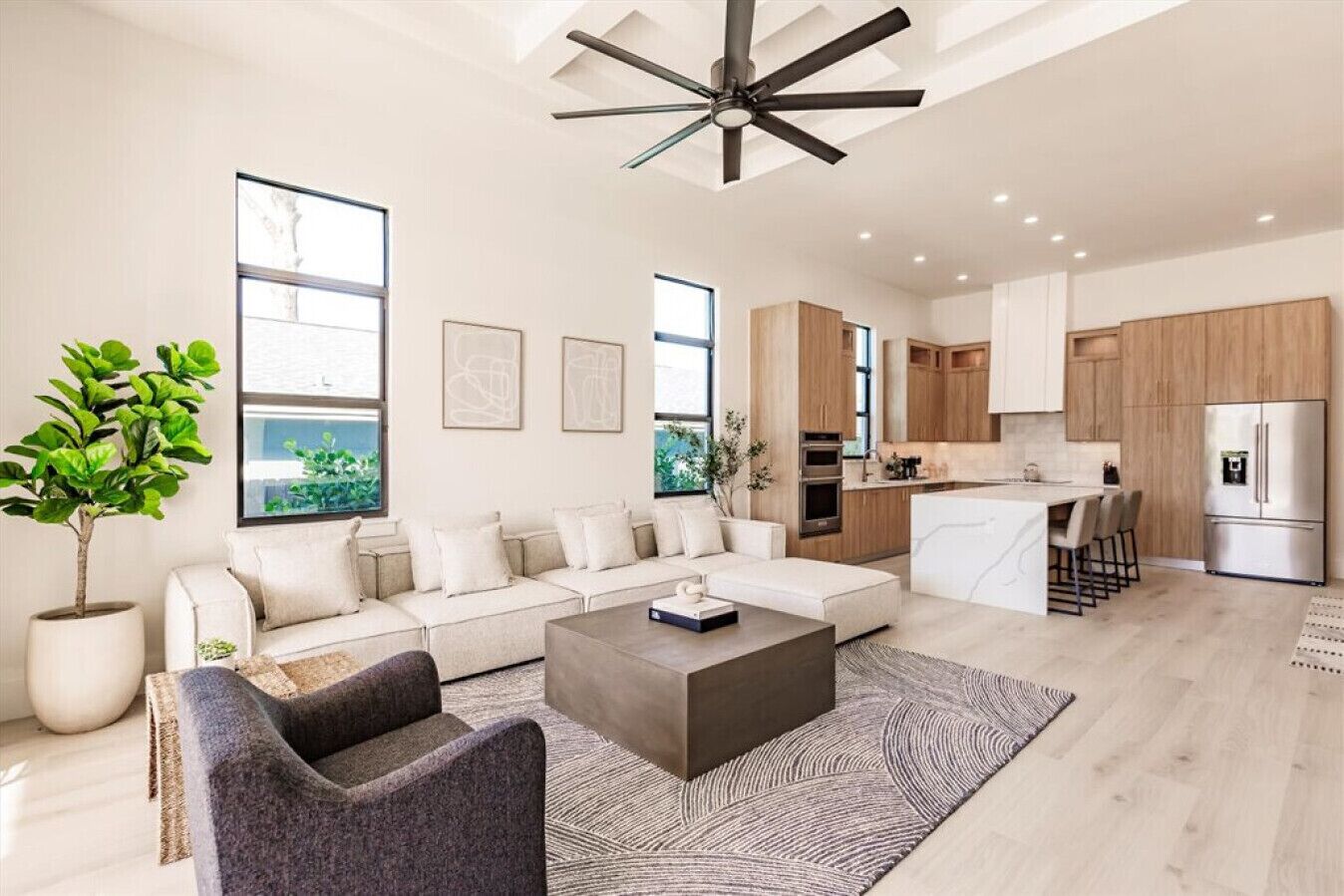 TV connectée, cheminée, livres, chaîne hi-fi