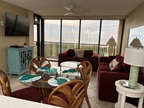 Smart-TV, DVD-spiller og bøker