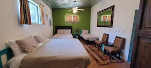 1 bedroom, WiFi, bed sheets - Boutique Hillside Hotel with Breathtaking Vistas. BBQ, Hiking Trail & Dark Skies (Oracle)