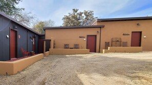 Exterior - Boutique Hillside Hotel with Breathtaking Vistas. BBQ, Hiking Trail & Dark Skies (Oracle)