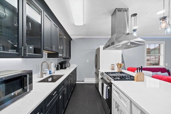 Standard Studio | Private kitchen | Full-size fridge, microwave, oven, stovetop