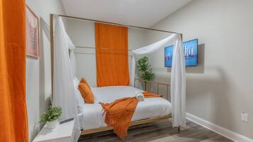 2 quartos, cofres nos quartos, escrivaninha