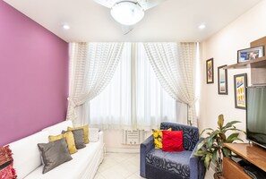 Smart TV, books - Copa-leme Lindo Apartamento na Segunda Quadra da Praia! (Leme Rio de Janeiro)