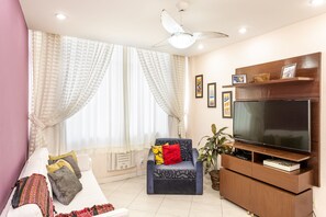 Smart TV, books - Copa-leme Lindo Apartamento na Segunda Quadra da Praia! (Leme Rio de Janeiro)