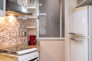Fridge, microwave, oven, stovetop - Copa-leme Lindo Apartamento na Segunda Quadra da Praia! (Leme Rio de Janeiro)