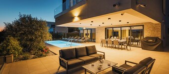 Luxury 4BD villa for 8 with pool, jacuzzi, sauna, gym, bocci and basketball