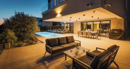 Luxury 4BD villa for 8 with pool, jacuzzi, sauna, gym, bocci and basketball
