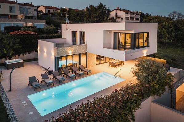 A modern two-story house with a swimming pool, outdoor seating, and a hot tub. - Luxury 4BD villa for 8 with pool, jacuzzi, sauna, gym, bocci and basketball (Brnobići)