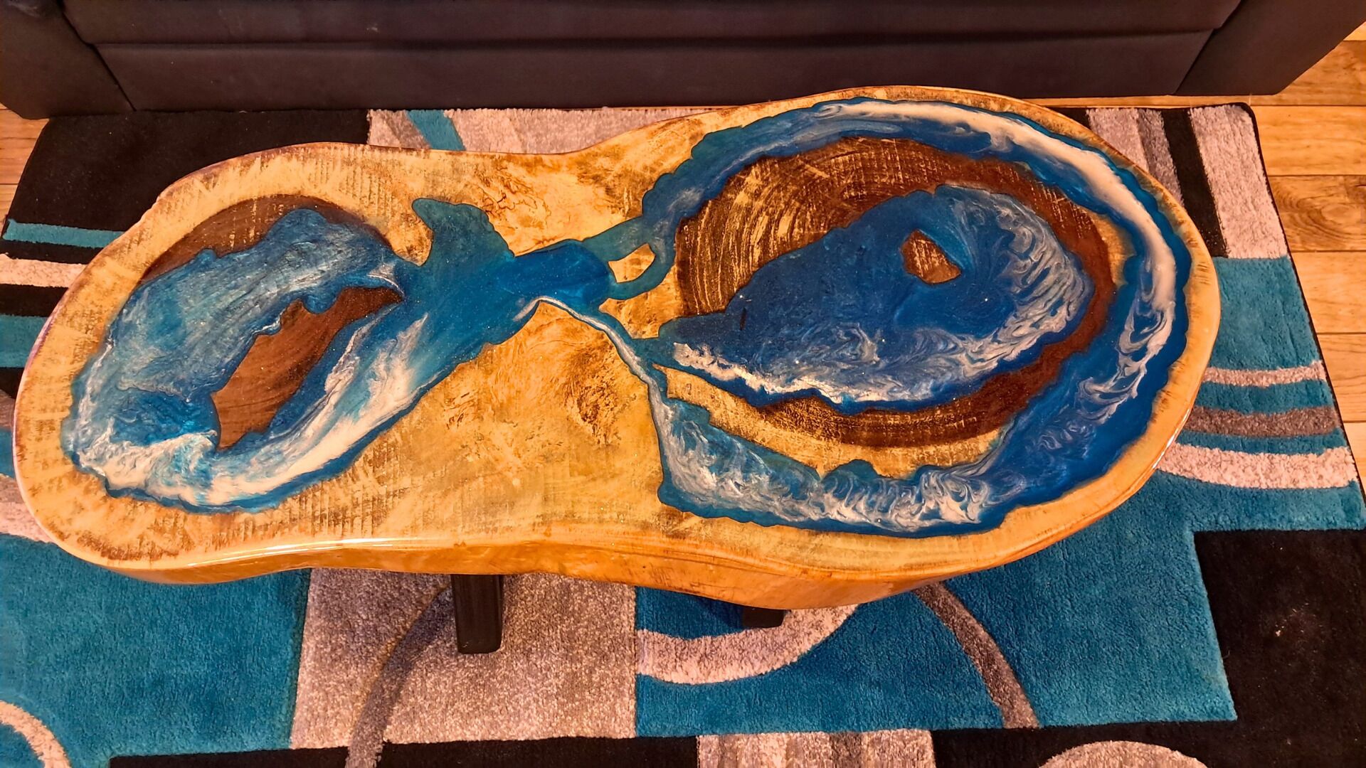Ein Holztisch mit einem einzigartigen Design in Blau- und Brauntönen.