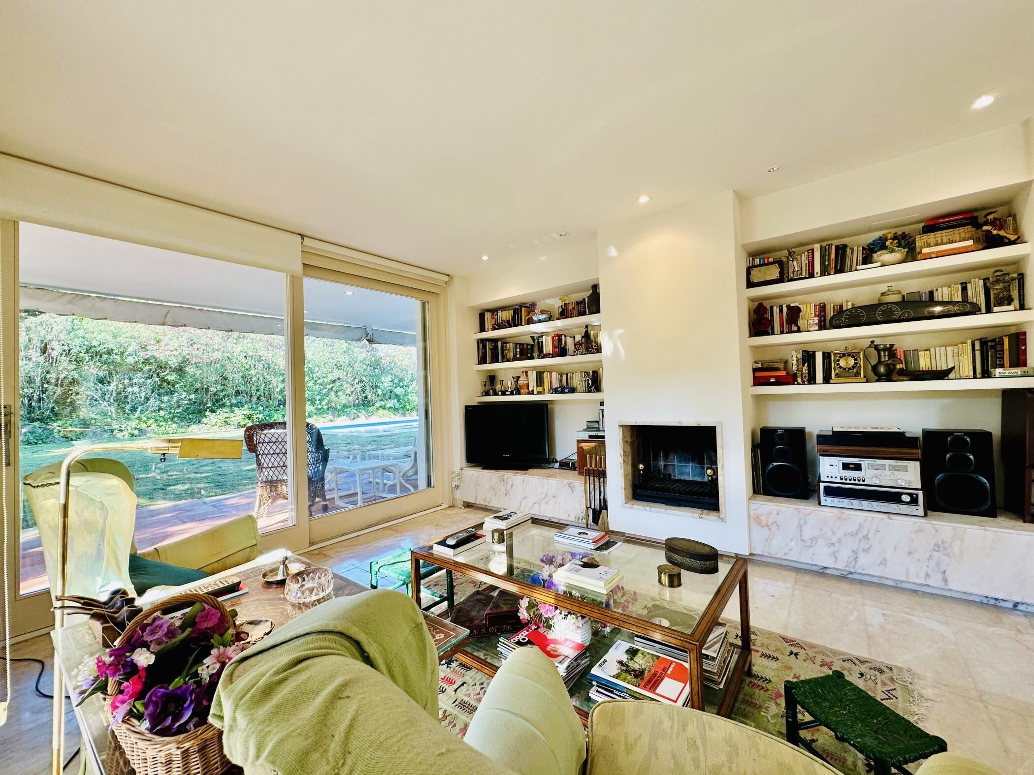 TV, caminetto, impianto stereo