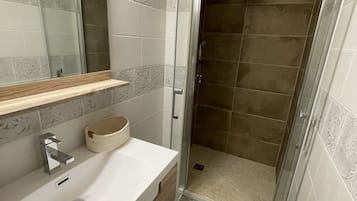 Dusche, Haartrockner, HandtĂŒcher