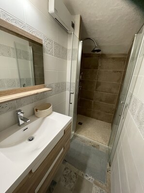 Shower, hair dryer, towels