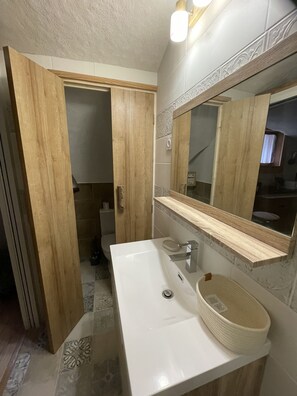 Douche, sèche-cheveux, serviettes fournies