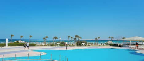 3 piscines extérieures