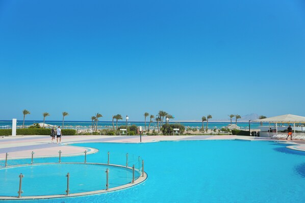 3 piscines extérieures