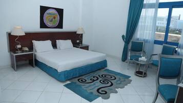 Caja de seguridad en la habitación y muebles diferentes