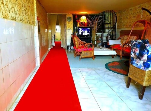 Cozy and peaceful home with friendly neighborhood which is located in the city.