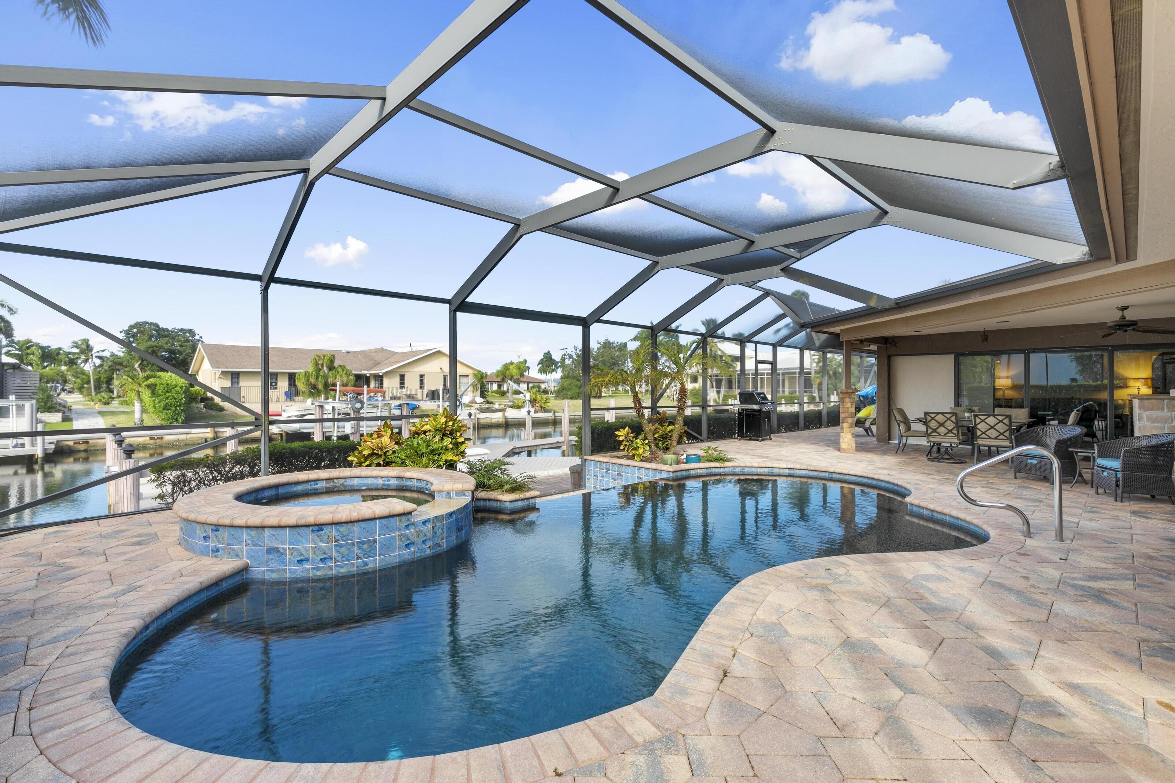 Luxurious Beachside Oasis with Infinity Pool on Marco Island