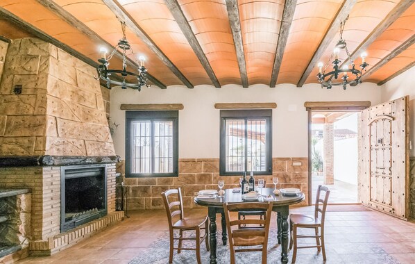 Dining - Nice home in Casariche with WiFi (Casariche)