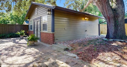 Dog-friendly cottage near downtown Tampa & attractions with central AC & W/D