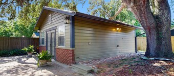 Dog-friendly cottage near downtown Tampa & attractions with central AC & W/D