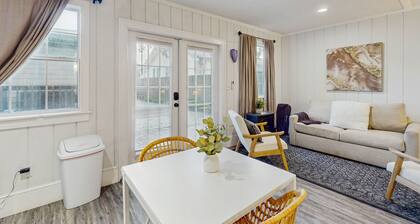 Dog-friendly cottage near downtown Tampa & attractions with central AC & W/D